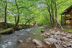 Elk Rapids On Cosby Creek 3 Bedroom Cabin