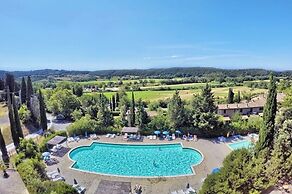 Resort with pool in Riparbella
