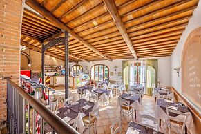 Resort with pool in Riparbella
