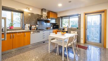 Gorgeous Villa Looking to Douro