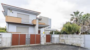 Gorgeous Villa Looking to Douro