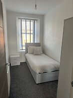 Central 3-bed Seaside Apartment - Sleeps 5