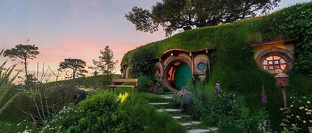 Hobbiton LakeSide Resorts