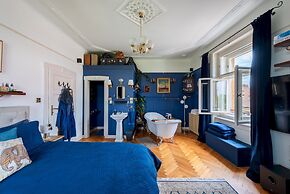 Premium 3 Bed 3 Bath Lounge Apartment