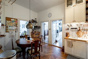 Premium 3 Bed 3 Bath Lounge Apartment