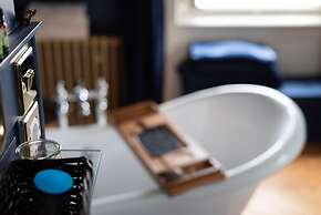 Premium 3 Bed 3 Bath Lounge Apartment