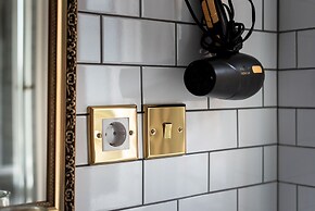 Premium 3 Bed 3 Bath Lounge Apartment