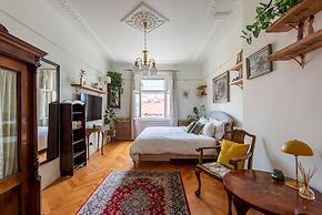 Premium 3 Bed 3 Bath Lounge Apartment