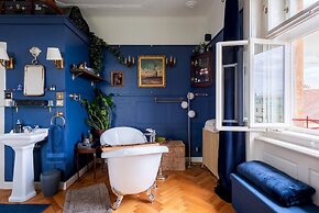 Premium 3 Bed 3 Bath Lounge Apartment