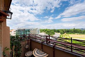 Premium 3 Bed 3 Bath Lounge Apartment