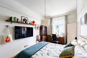 Premium 3 Bed 3 Bath Lounge Apartment