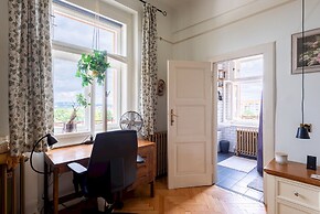 Premium 3 Bed 3 Bath Lounge Apartment