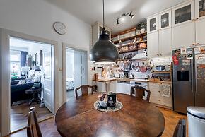 Premium 3 Bed 3 Bath Lounge Apartment