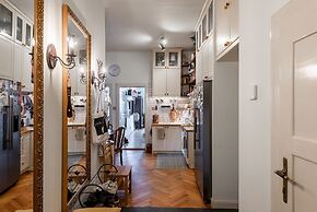 Premium 3 Bed 3 Bath Lounge Apartment