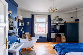 Premium 3 Bed 3 Bath Lounge Apartment