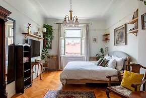 Premium 3 Bed 3 Bath Lounge Apartment