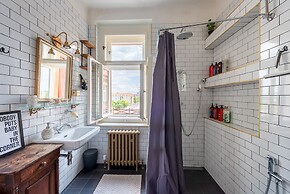 Premium 3 Bed 3 Bath Lounge Apartment