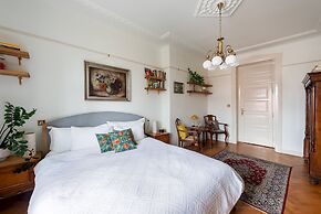 Premium 3 Bed 3 Bath Lounge Apartment