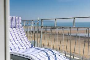 9 Strandways - Sea Views Parking Beach Access