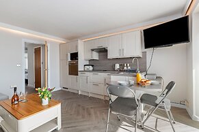 9 Strandways - Sea Views Parking Beach Access