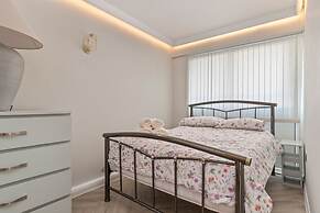 9 Strandways - Sea Views Parking Beach Access