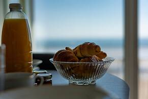 9 Strandways - Sea Views Parking Beach Access