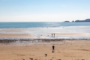 9 Strandways - Sea Views Parking Beach Access