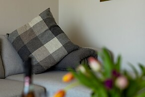 9 Strandways - Sea Views Parking Beach Access