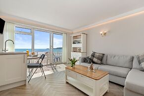 9 Strandways - Sea Views Parking Beach Access