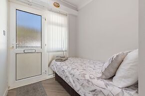 9 Strandways - Sea Views Parking Beach Access