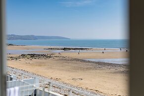 9 Strandways - Sea Views Parking Beach Access