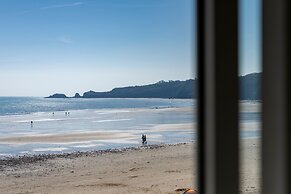 9 Strandways - Sea Views Parking Beach Access