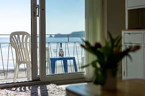 9 Strandways - Sea Views Parking Beach Access