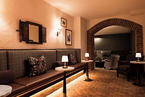 86 State Circle - Luxury Boutique Hotel