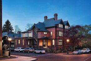 86 State Circle - Luxury Boutique Hotel