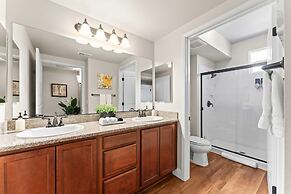 NEW Chic 2BR Stay With Heated Pool Gym Mini Golf