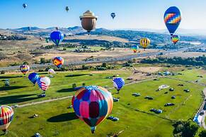 NEW Chic 2BR Stay With Heated Pool Gym Mini Golf