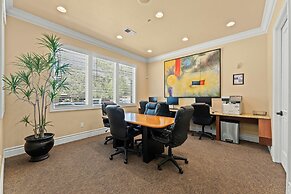 NEW Chic 2BR Stay With Heated Pool Gym Mini Golf