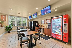 NEW Chic 2BR Stay With Heated Pool Gym Mini Golf