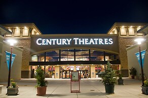 NEW Chic 2BR Stay With Heated Pool Gym Mini Golf