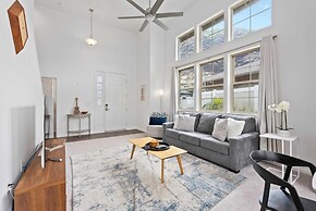 @marbella Lane - Elegant 3BR w/ Marvelous Views