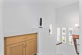 @marbella Lane - Elegant 3BR w/ Marvelous Views