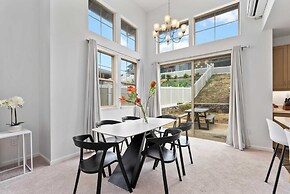 @marbella Lane - Elegant 3BR w/ Marvelous Views