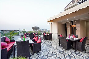Fabhotel Divine & Banquet