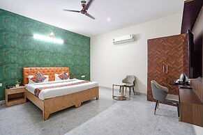 Fabhotel Divine & Banquet