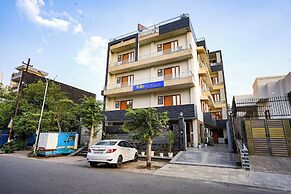 Fabhotel Divine & Banquet