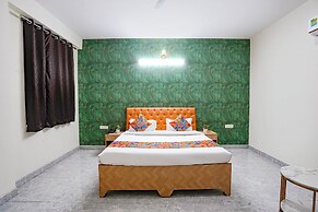 Fabhotel Divine & Banquet