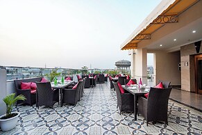 Fabhotel Divine & Banquet