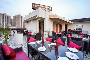 Fabhotel Divine & Banquet