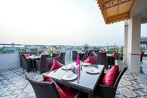 Fabhotel Divine & Banquet
